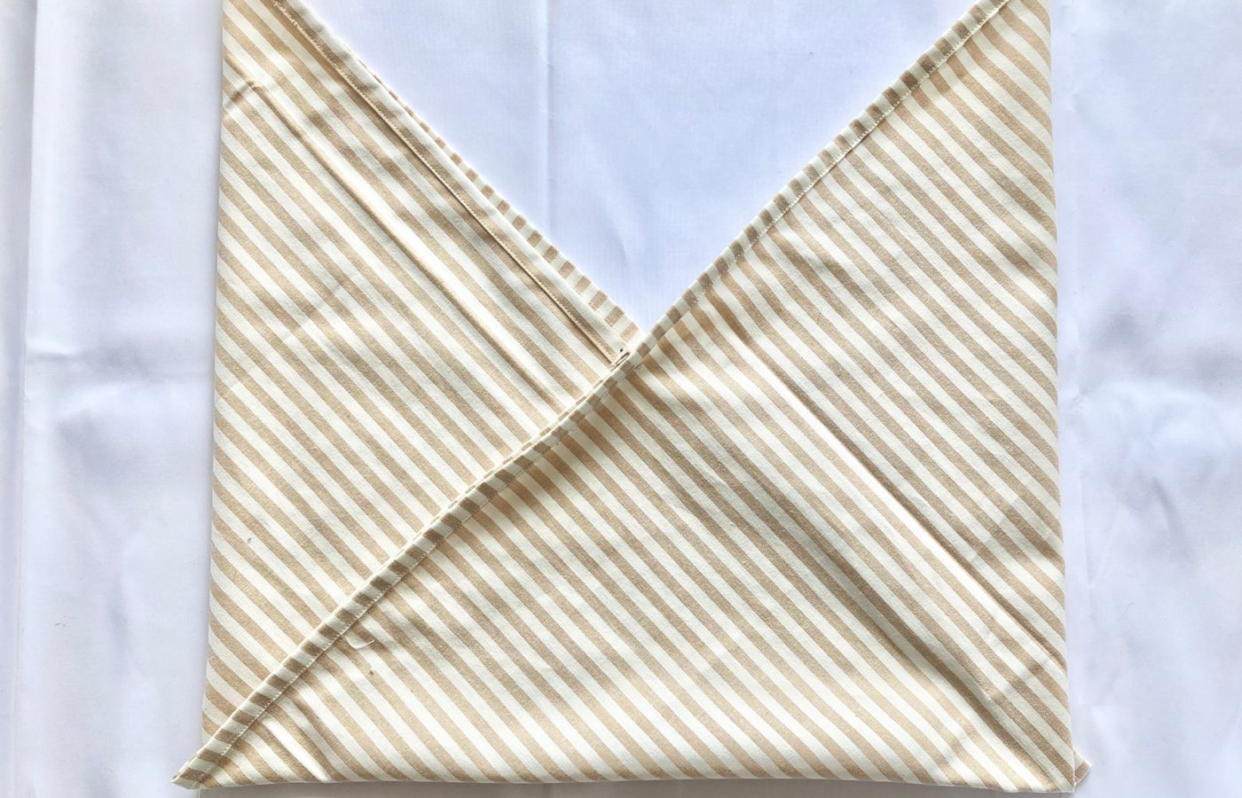 簡単かわいいあづま袋の作り方-縫ってひらいたところ｜ハンドメイド初心者向け洋裁メディア縫いナビ｜丸石織物