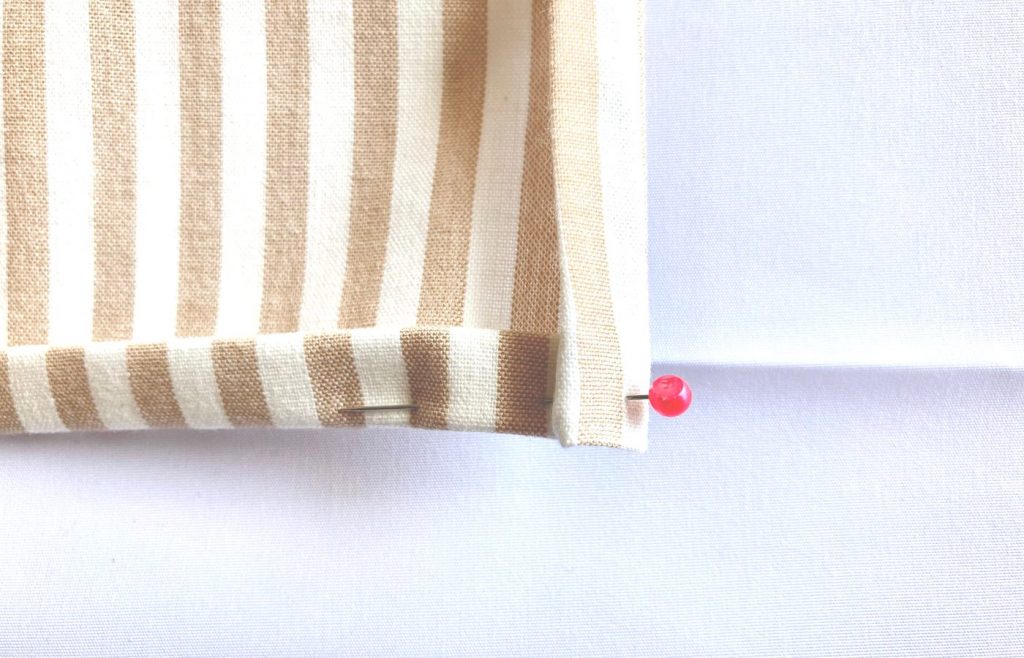 簡単かわいいあづま袋の作り方-三つ折りにした角をまち針で止める｜ハンドメイド初心者向け洋裁メディア縫いナビ｜丸石織物