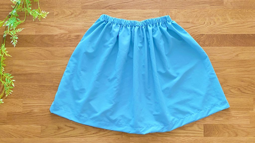 簡単かわいい子ども用スカートの作り方-完成ブルー｜ハンドメイド初心者のための洋裁メディア縫いナビ｜マルイシ織物