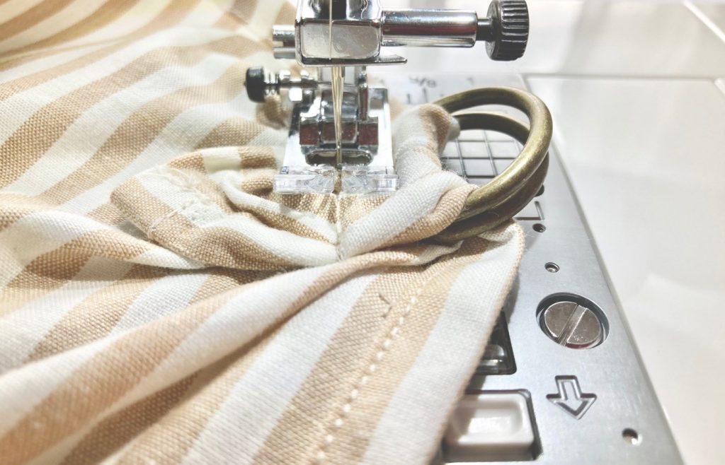 簡単かわいいあづま袋の作り方-Ⅾカンを通して縫うところ｜ハンドメイド初心者向け洋裁メディア縫いナビ｜丸石織物