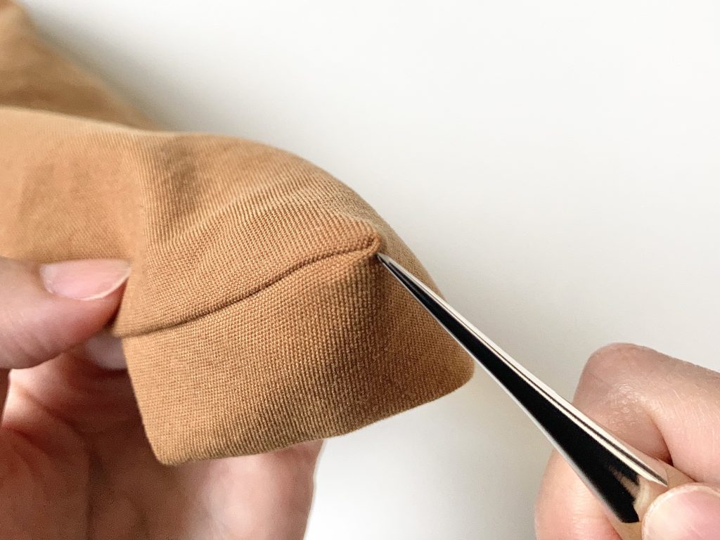 簡単!シンプルなロールペンケースの作り方|目打ちを使って角を整える|ハンドメイド初心者のための洋裁メディア縫いナビ|丸石織物