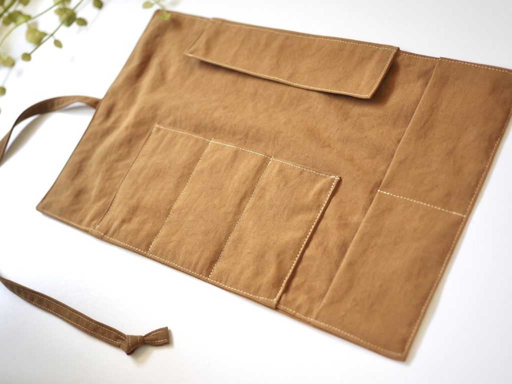 簡単!シンプルなロールペンケースの作り方|完成表側|ハンドメイド初心者のための洋裁メディア縫いナビ|丸石織物