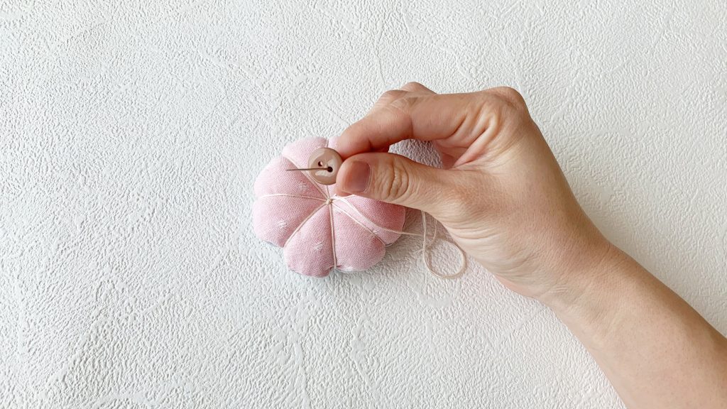 お花のピンクッションの作り方｜ボタンをつける｜ハンドメイド 初心者のための洋裁メディア縫いナビ｜丸石織物