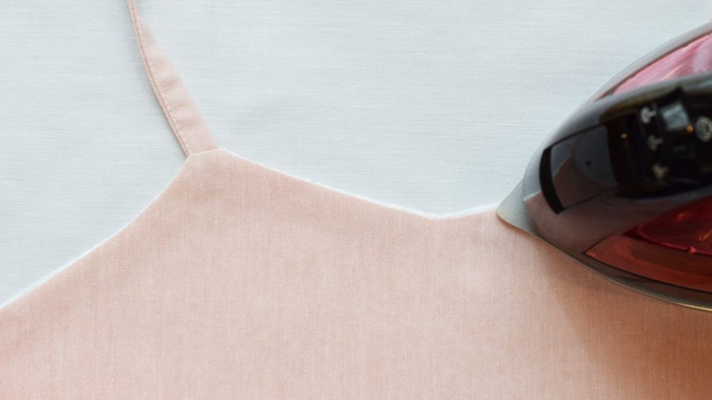 キャミソールワンピースの作り方-アイロンで形をととのえる｜ハンドメイド 初心者のための洋裁メディア縫いナビ｜丸石織物