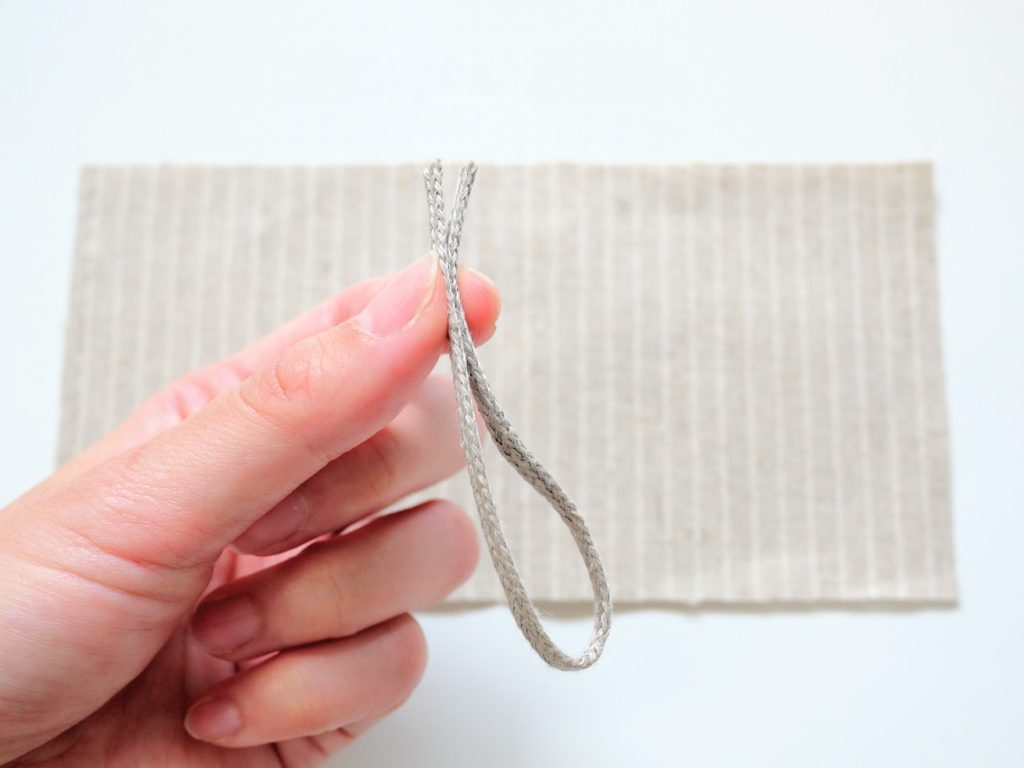 はぎれで簡単ルームフレグランス！テトラサシェの作り方｜紐を半分に折る｜ハンドメイド初心者のための洋裁メディア縫いナビ｜丸石織物