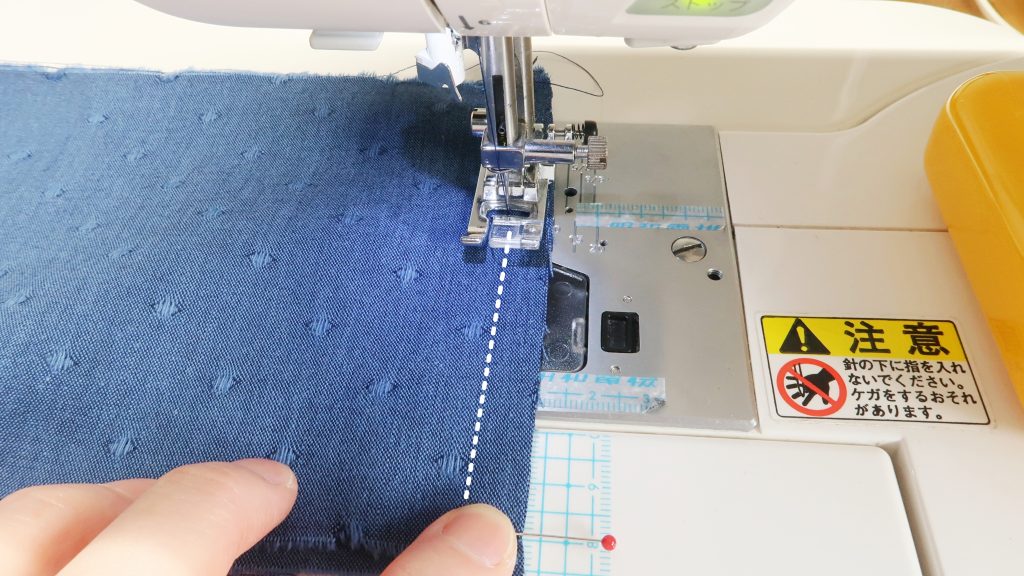 簡単かわいい！ハーフエプロンの作り方-ウエストリボンを縫っているところ｜丸石織物｜ハンドメイド初心者のための洋裁メディア縫いナビ