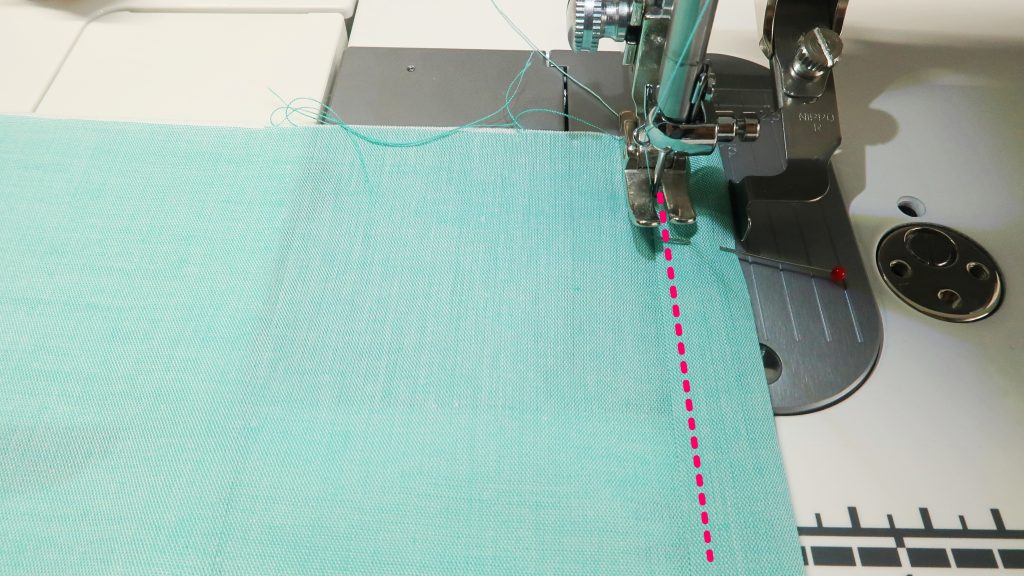 ファスナーなしで簡単シンプル！クッションカバーの作り方-出し入れ口を縫っているところ｜初心者のための洋裁メディア縫いナビ｜丸石織物