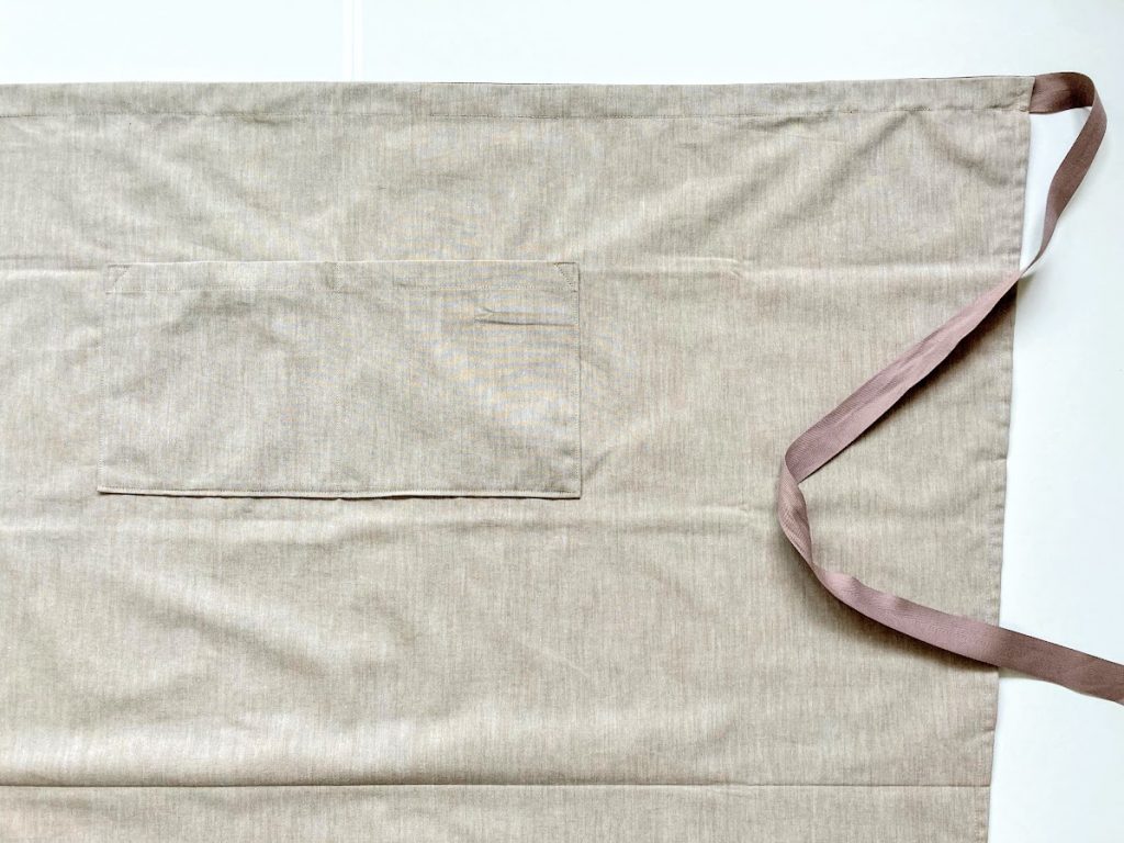 おうちカフェにもおすすめ!簡単シンプルな男女兼用ギャルソンエプロンの作り方|ポケット完成|ハンドメイド初心者のための洋裁メディア縫いナビ|丸石織物