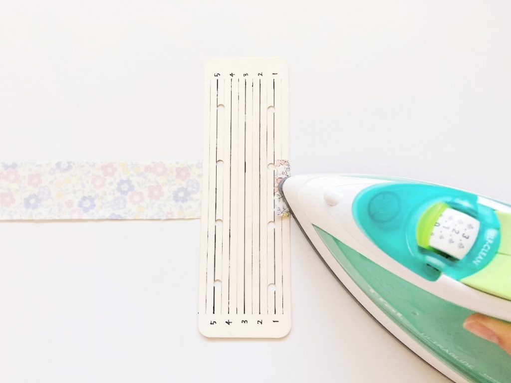 プール上がりにおすすめ!簡単かわいいダブルフリルシュシュの作り方|アイロン定規|ハンドメイド初心者のための洋裁メディア縫いナビ|丸石織物