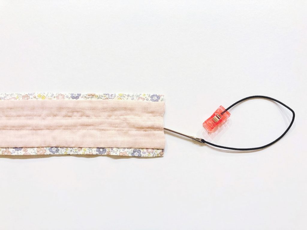 プール上がりにおすすめ!簡単かわいいダブルフリルシュシュの作り方|ゴムを通す|ハンドメイド初心者のための洋裁メディア縫いナビ|丸石織物