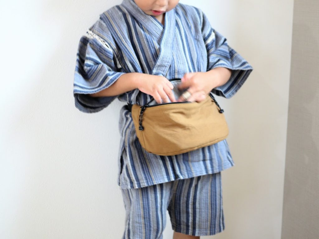 親子でおそろい!アウトドアにもぴったりの簡単ボディバッグの作り方|子どもサイズウエストバッグ着画|ハンドメイド初心者のための洋裁メディア縫いナビ|丸石織物
