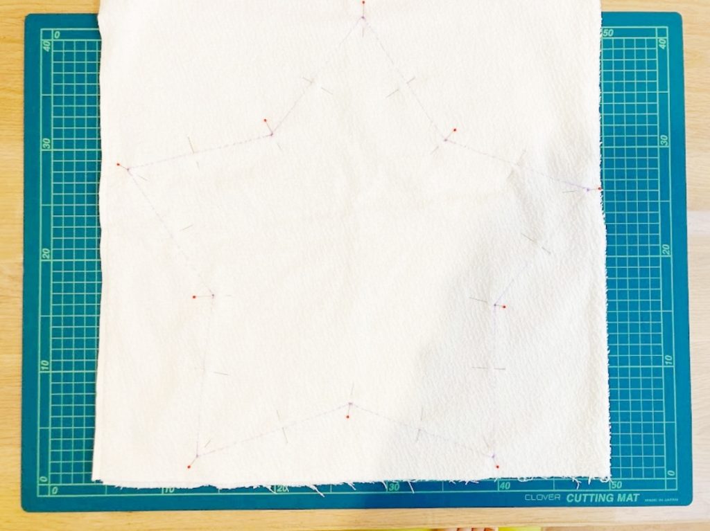 子ども部屋のインテリアに！　ふわふわかわいい星のクッションの作り方-まち針で止める｜ハンドメイド初心者のための洋裁メディア縫いナビ｜丸石織物
