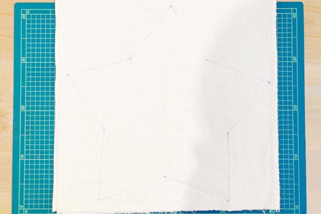 子ども部屋のインテリアに！　ふわふわかわいい星のクッションの作り方-縫い終わったところ｜ハンドメイド初心者のための洋裁メディア縫いナビ｜丸石織物