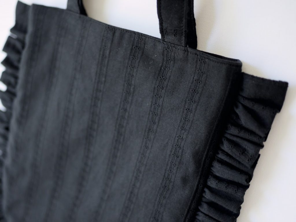 簡単かわいい!裏地付きフリルトートバッグの作り方|コットンレノクロス完成写真|ハンドメイド初心者のための洋裁メディア縫いナビ|丸石織物