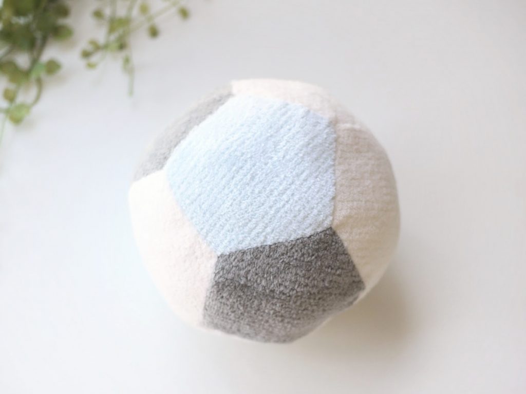 ベビーギフトにもおすすめ!はぎれで作れる簡単かわいい布ボールの作り方|完成写真|ハンドメイド初心者のための洋裁メディア縫いナビ|丸石織物