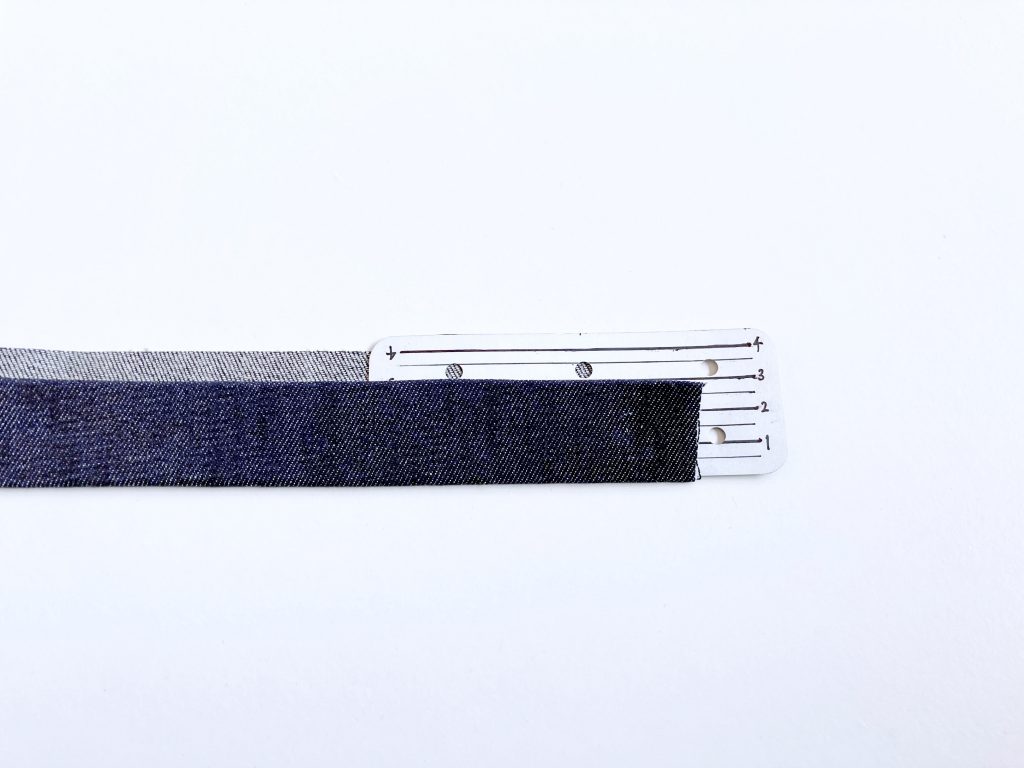 【オリジナル型紙】1-006 ビッグポケットシェフパンツの作り方|ウエストベルトにアイロンをかける|ハンドメイド初心者のための洋裁メディア縫いナビ|丸石織物