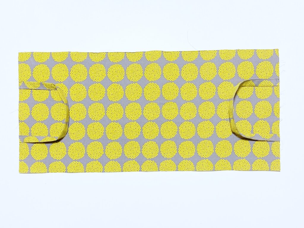 【オリジナル型紙】10-007マチなし裏付きミニバッグの作り方|本体生地に持ち手を仮縫いしたところ|ハンドメイド初心者のための洋裁メディア縫いナビ|丸石織物