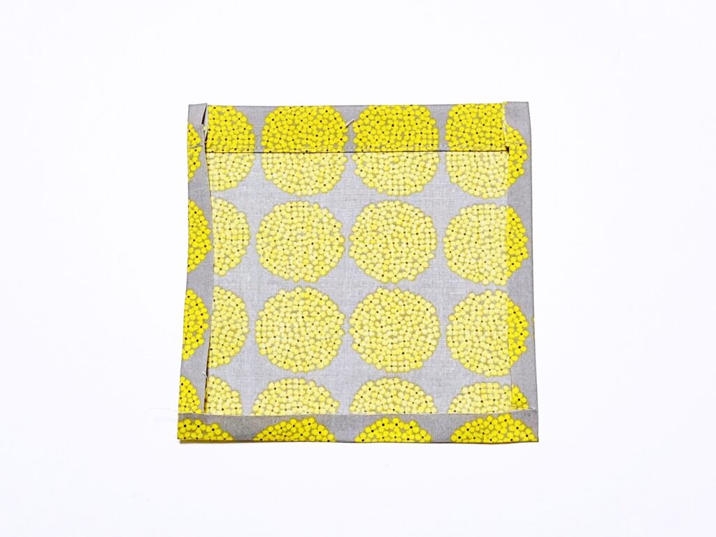 【オリジナル型紙】10-007マチなし裏付きミニバッグの作り方|ポケットにアイロンをかけたところ|ハンドメイド初心者のための洋裁メディア縫いナビ|丸石織物