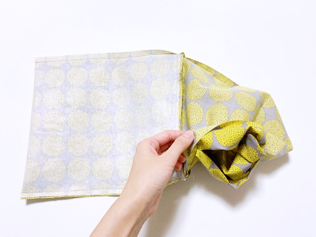 【オリジナル型紙】10-007マチなし裏付きミニバッグの作り方|返し口から生地を表に返す|ハンドメイド初心者のための洋裁メディア縫いナビ|丸石織物