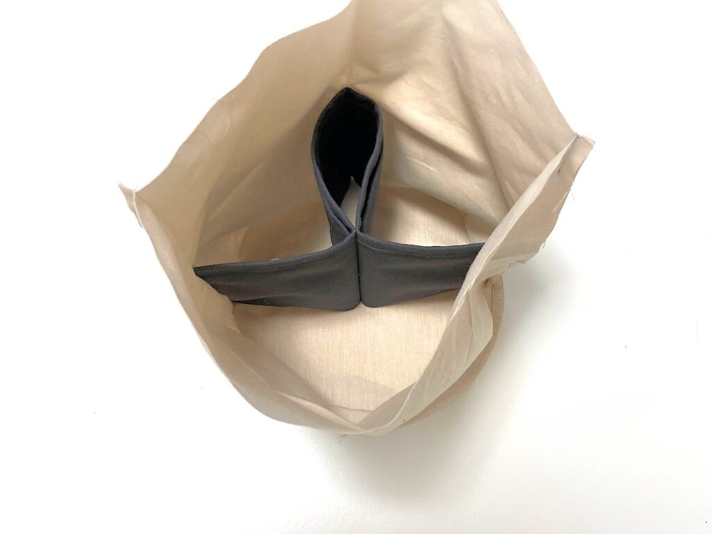 【オリジナル型紙】10-017丸底巾着トートバッグの作り方|裏生地の底が縫えたところ|ハンドメイド初心者のための洋裁メディア縫いナビ|丸石織物