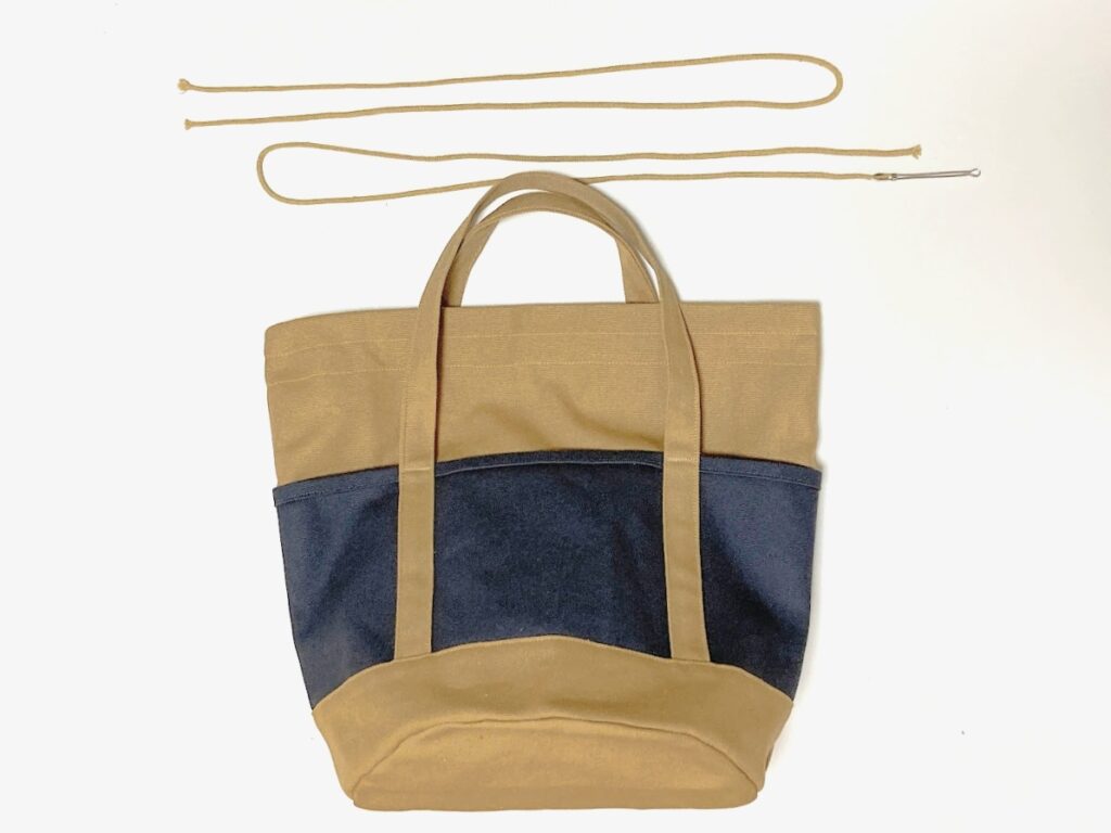 【オリジナル型紙】10-017丸底巾着トートバッグの作り方|巾着ひもを通すところ|ハンドメイド初心者のための洋裁メディア縫いナビ|丸石織物