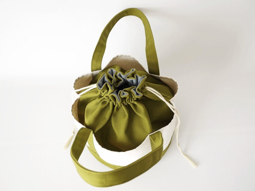 【オリジナル型紙】10-017丸底巾着トートバッグの作り方|完成写真オリーブグリーン上から|ハンドメイド初心者のための洋裁メディア縫いナビ|丸石織物