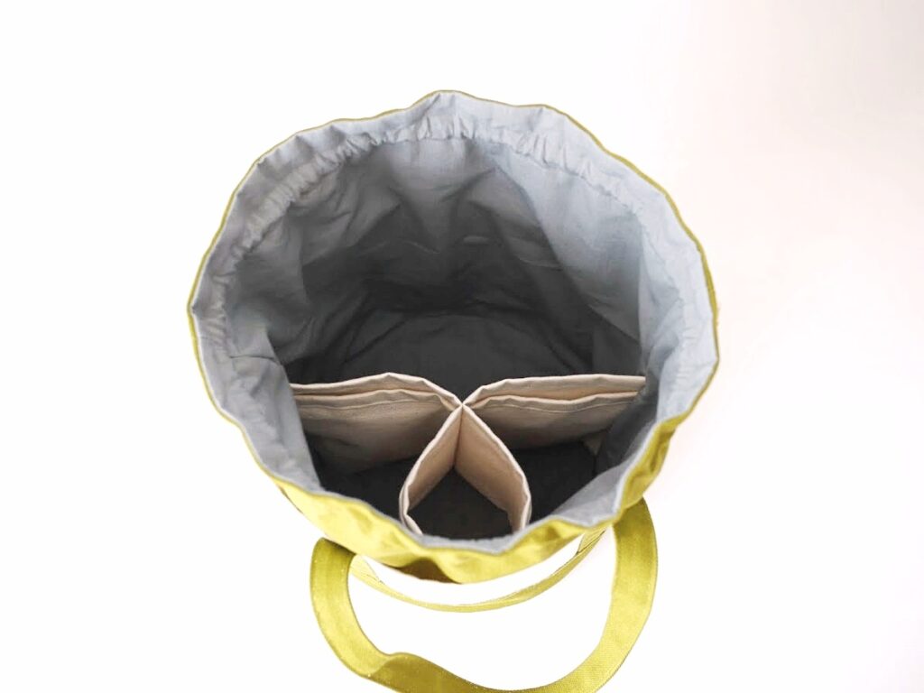 【オリジナル型紙】10-017丸底巾着トートバッグの作り方|完成写真オリーブグリーン内側|ハンドメイド初心者のための洋裁メディア縫いナビ|丸石織物