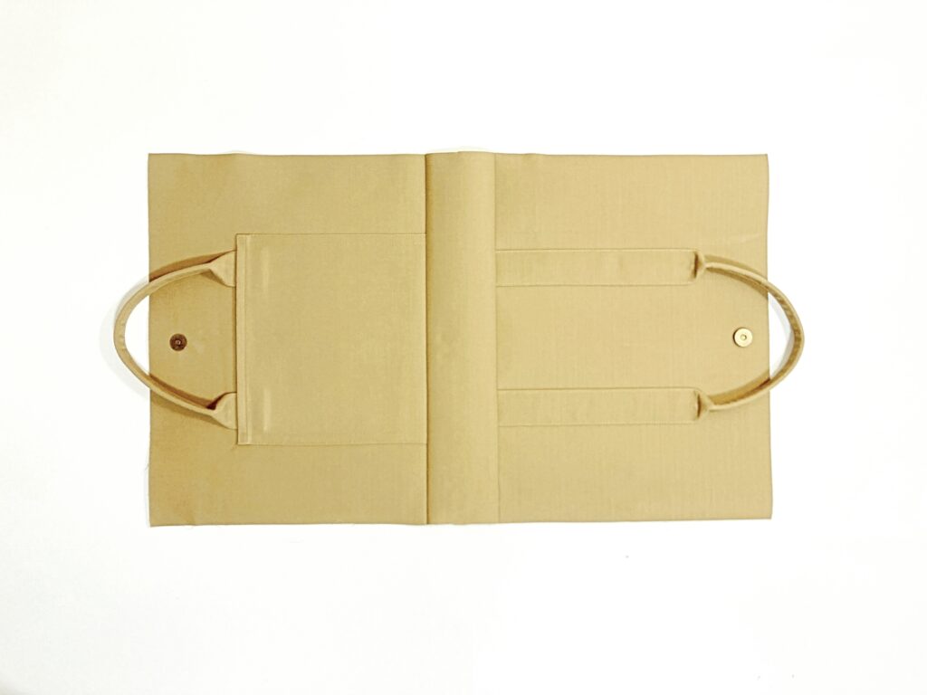 【オリジナル型紙】10-034-A スクエアミニトートバッグ、10-034-B スクエアトートバッグの作り方|マグネットボタンがついたところ|ハンドメイド初心者のための洋裁メディア縫いナビ|丸石織物