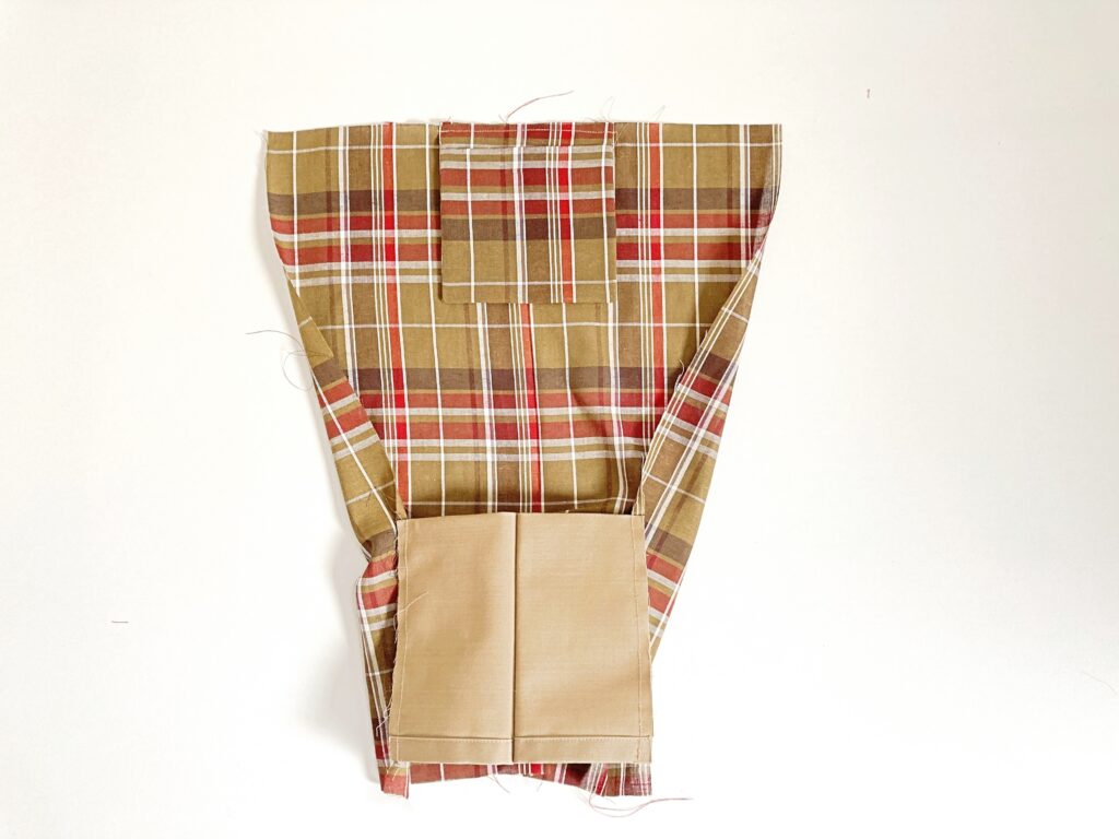 【オリジナル型紙】10-034-A スクエアミニトートバッグ、10-034-B スクエアトートバッグの作り方|吊り下げポケットを裏生地に仮縫いしたところ|ハンドメイド初心者のための洋裁メディア縫いナビ|丸石織物