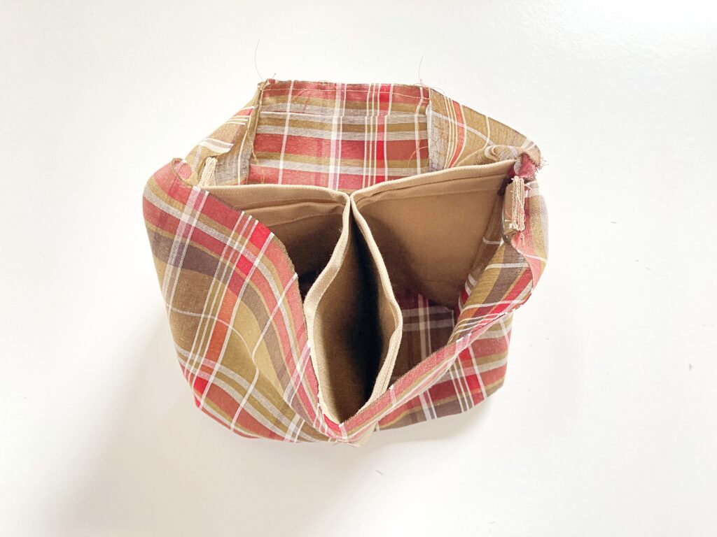 【オリジナル型紙】10-034-A スクエアミニトートバッグ、10-034-B スクエアトートバッグの作り方|裏生地が縫えたところ|ハンドメイド初心者のための洋裁メディア縫いナビ|丸石織物