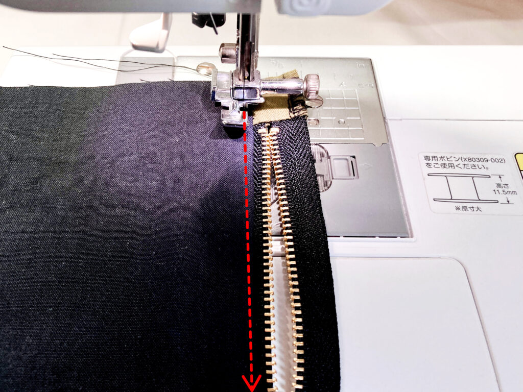 【オリジナル型紙】10-038 2つ折りマルチケースの作り方|ファスナー横に押さえのステッチを入れる|ハンドメイド初心者のための洋裁メディア縫いナビ|丸石織物