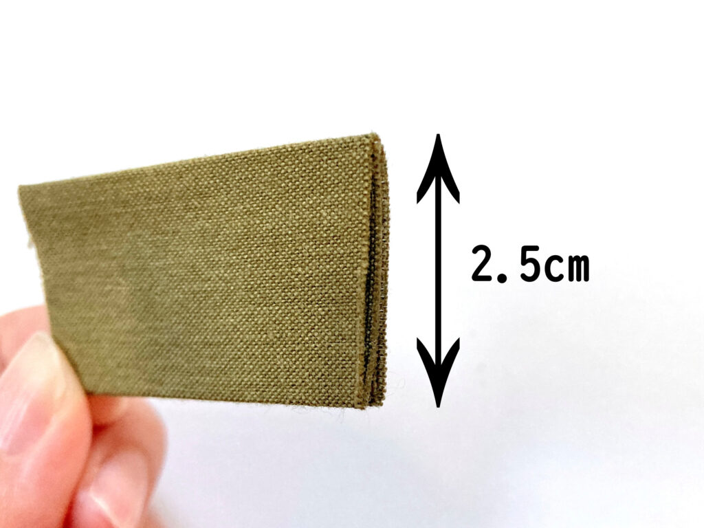 【オリジナル型紙】10-038 2つ折りマルチケースの作り方|タブにアイロンをかけたところ|ハンドメイド初心者のための洋裁メディア縫いナビ|丸石織物