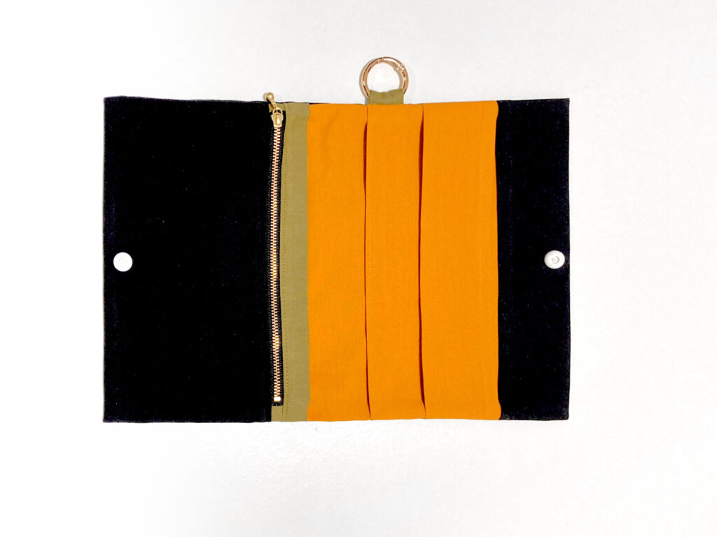 【オリジナル型紙】10-038 2つ折りマルチケースの作り方|プラスナップを取りつけたところ|ハンドメイド初心者のための洋裁メディア縫いナビ|丸石織物