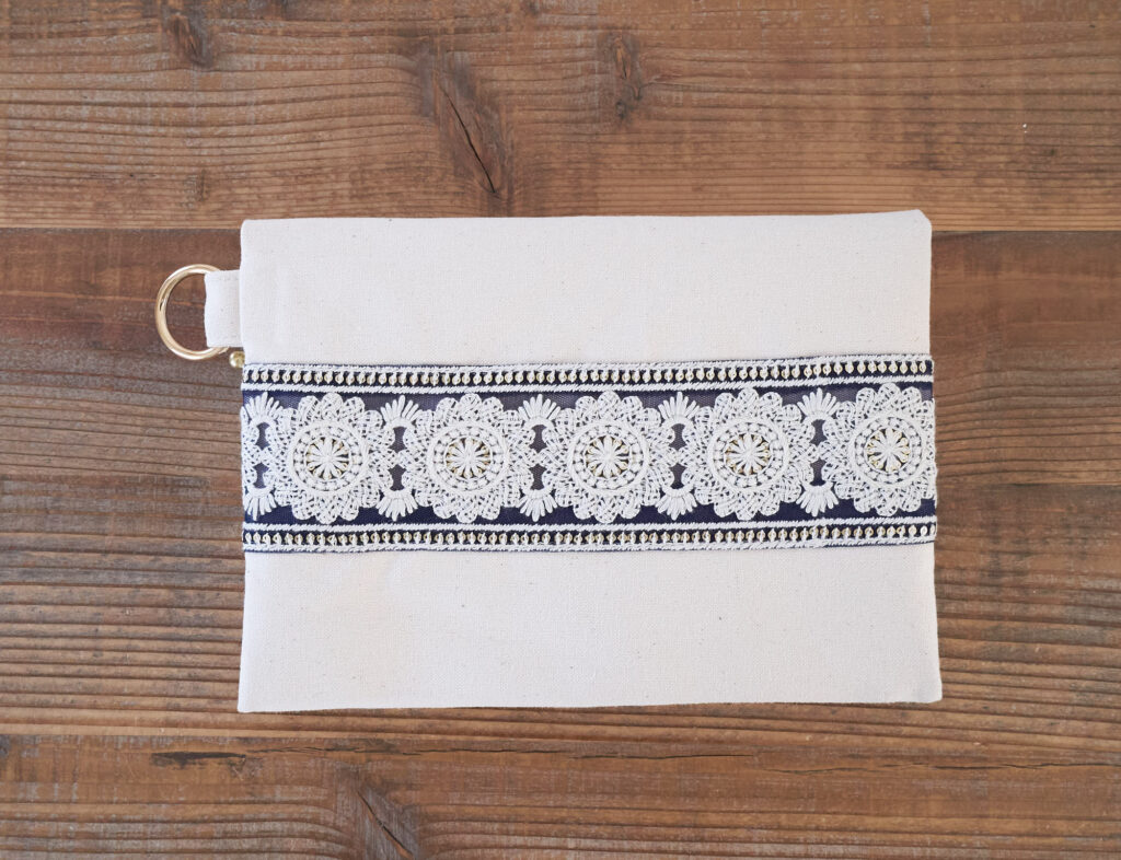 【オリジナル型紙】10-038 2つ折りマルチケースの作り方|完成品刺繍リボン生成り|ハンドメイド初心者のための洋裁メディア縫いナビ|丸石織物