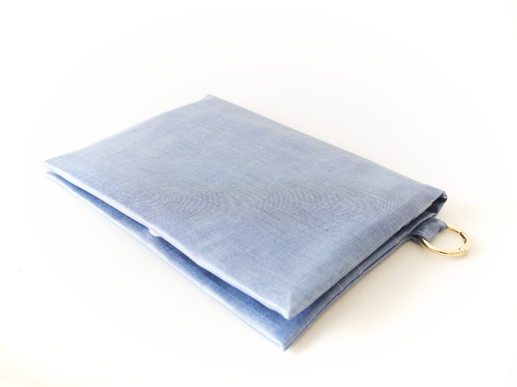 【オリジナル型紙】10-038 2つ折りマルチケースの作り方|完成品ネイビー|ハンドメイド初心者のための洋裁メディア縫いナビ|丸石織物