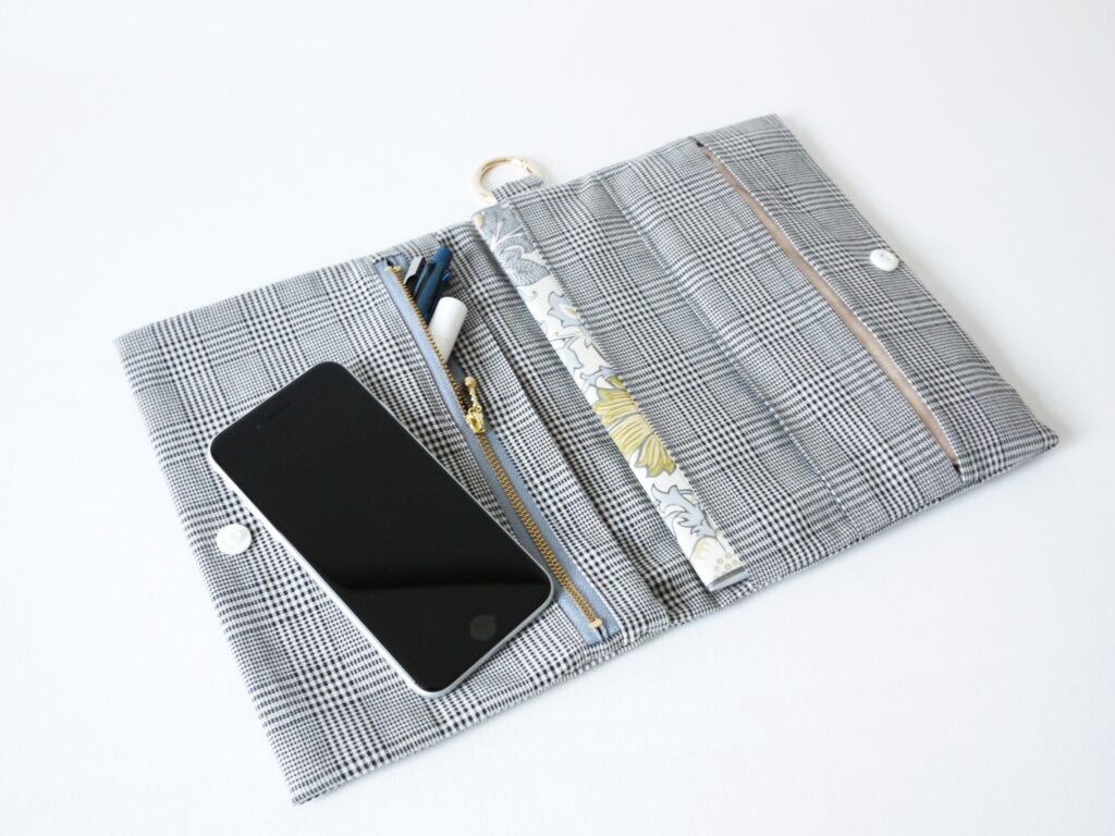 【オリジナル型紙】10-038 2つ折りマルチケースの作り方|完成品グレンチェック|ハンドメイド初心者のための洋裁メディア縫いナビ|丸石織物