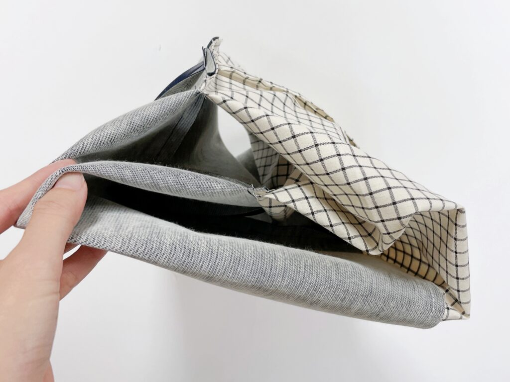 【オリジナル型紙】10-046巾着ショルダーバッグの作り方|表生地と裏生地のマチを重ねて縫ったところ|ハンドメイド初心者のための洋裁メディア縫いナビ|丸石織物