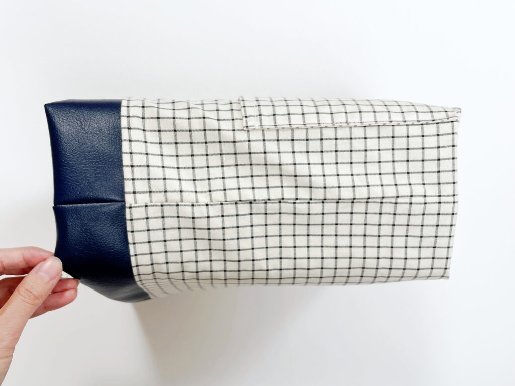 【オリジナル型紙】10-046巾着ショルダーバッグの作り方|返し口をコの字縫いで閉じたところ|ハンドメイド初心者のための洋裁メディア縫いナビ|丸石織物