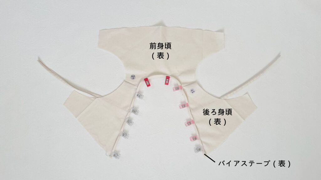 衿ぐりバイアスを表側から縫う｜森のワンピース｜ハンドメイド 初心者のための洋裁メディア縫いナビ｜丸石織物｜作り方