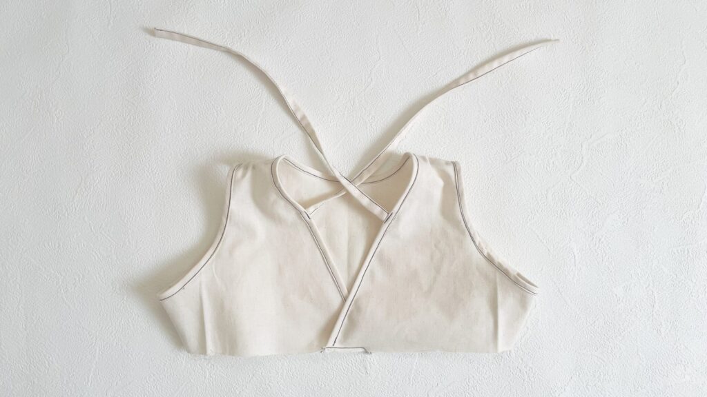 重なり位置を仮縫い｜袖バイアス｜森のワンピース｜ハンドメイド 初心者のための洋裁メディア縫いナビ｜丸石織物｜作り方