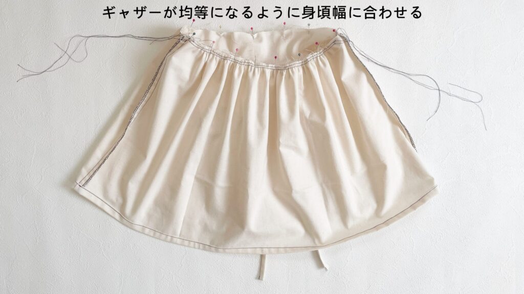 ギャザーを身頃幅に合わせる｜森のワンピース｜ハンドメイド 初心者のための洋裁メディア縫いナビ｜丸石織物｜作り方