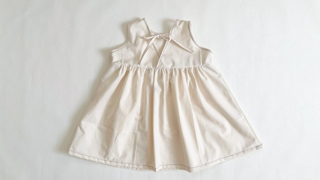 後ろ紐を結ぶ｜森のワンピース｜ハンドメイド 初心者のための洋裁メディア縫いナビ｜丸石織物｜作り方