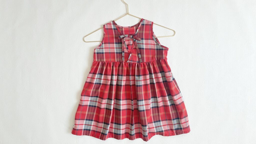 作品例後ろ｜森のワンピース｜ハンドメイド 初心者のための洋裁メディア縫いナビ｜丸石織物